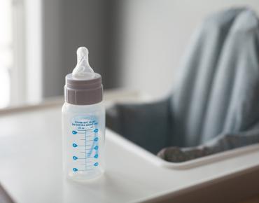 bottle-container-high-chair-macro-374756.jpg Проблемы с кормлением у недоношенных