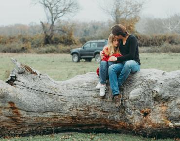 mother-and-daughter-sitting-on-tree-log-840566.jpg utrata